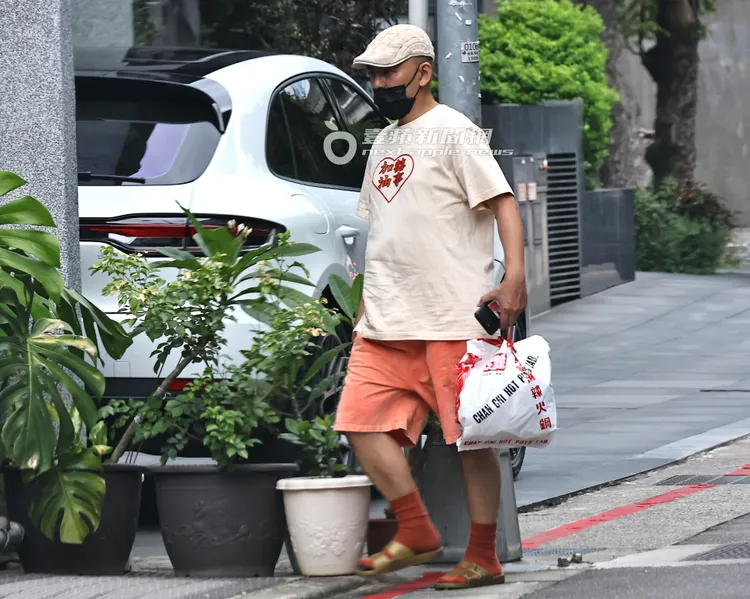 剃短頭髮的黃子佼，外帶麻辣火鍋回家享用。特勤中心攝