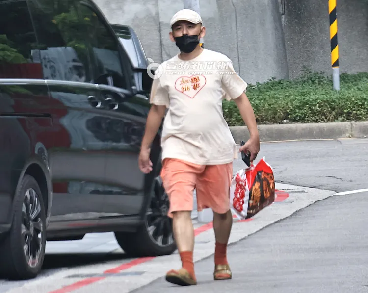 黃子佼寬鬆的上衣掩蓋不了發福身材。特勤中心攝