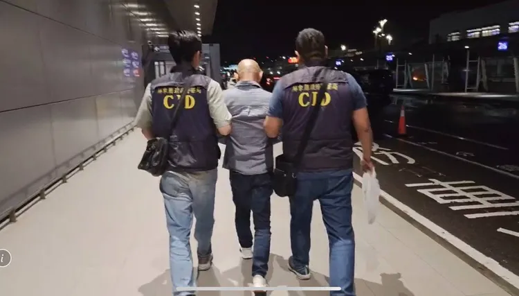 東港警方22日晚間查緝外籍車手到案。翻攝畫面