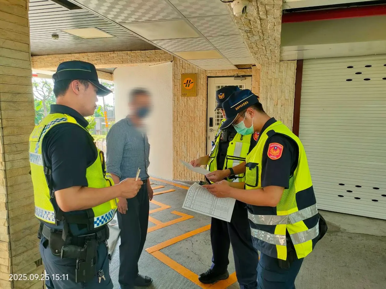 麻豆警方昨天针对辖区针对社区大楼、出租套房及出入份子复杂场所进行查察,意外逮到车手。翻摄照片