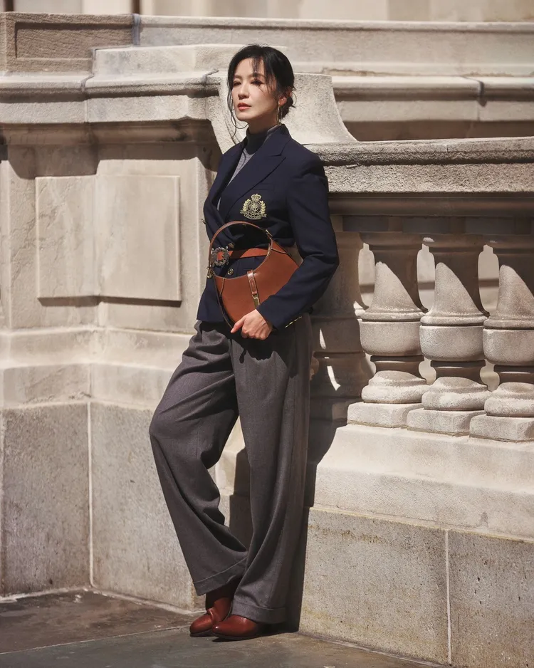 林熙蕾以深藍色西裝外套搭配闊腿寬褲。