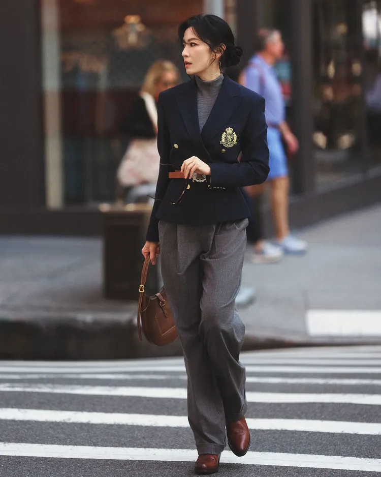 林熙蕾另也以一套帥氣風格的馬術裝現身紐約街頭。