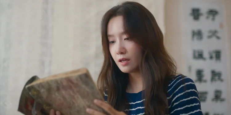 潤娥打算靠《望雲錄》再次穿越到朝鮮卻失敗。翻攝Netflix