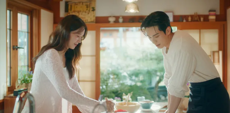 李彩玟（右）幫潤娥做拌飯，雖然來到現代，但改不掉君王命令口吻。翻攝Netflix