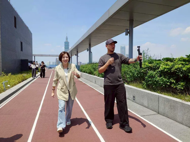 黃瀞瑩與網紅2chill開箱廣慈社宅內部陳設，頂樓還設有跑道供居民使用。翻攝自黃瀞瑩臉書