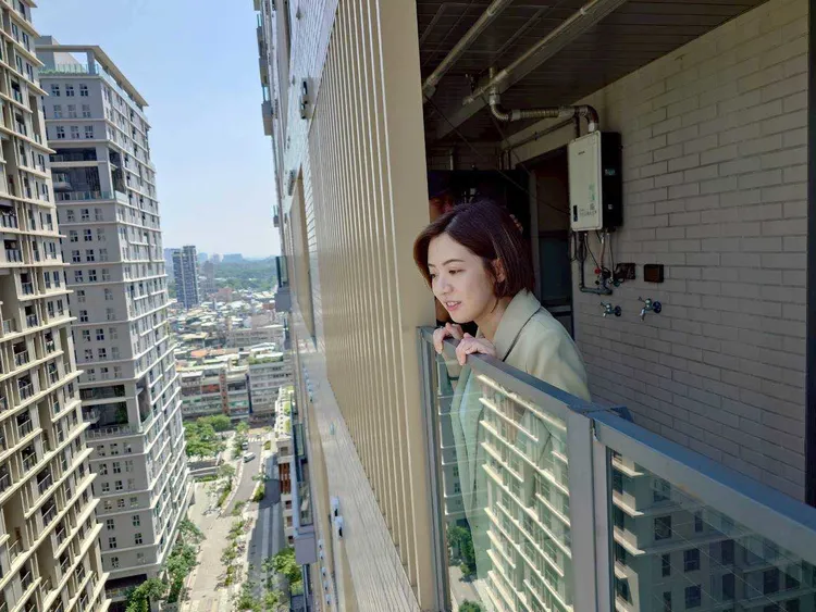 黃瀞瑩與網紅2chill開箱廣慈社宅內部陳設。翻攝自黃瀞瑩臉書