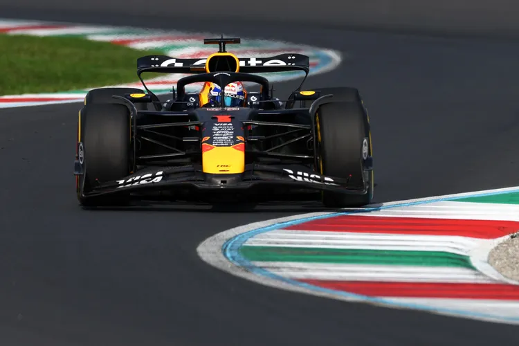 Max Verstappen駕駛Oracle Red Bull Racing RB21，在義大利 Monza 賽道上奔馳。Red Bull提供
