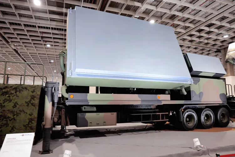 「強弓飛彈」系統與強弓飛彈射控雷達。李俊毅攝