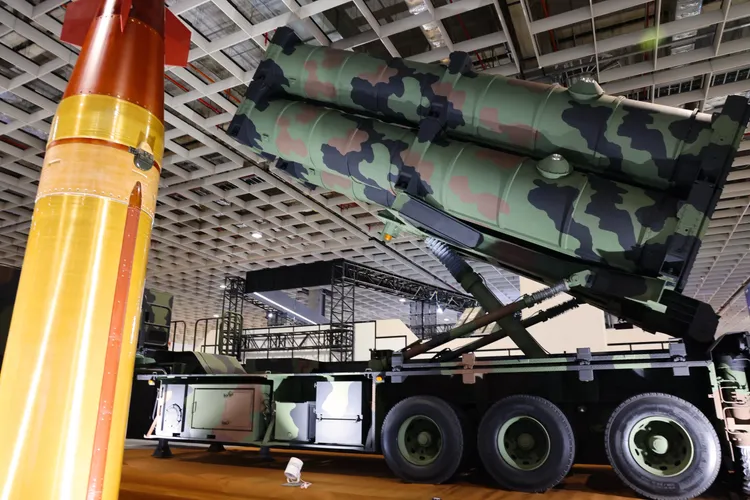 「強弓飛彈」系統與強弓飛彈射控雷達。李俊毅攝