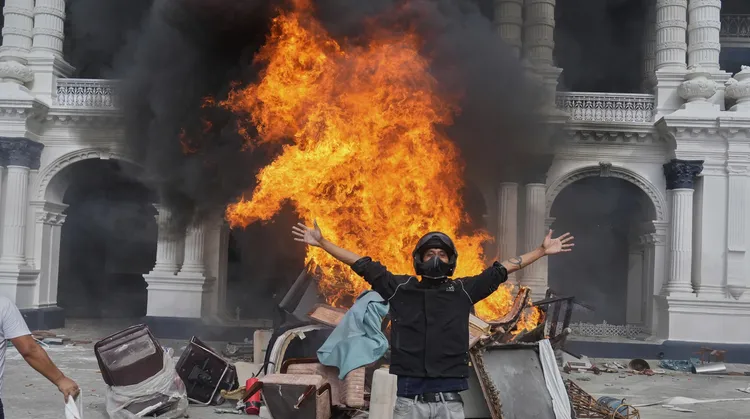 示威群眾縱火焚燒政府大樓。美聯社