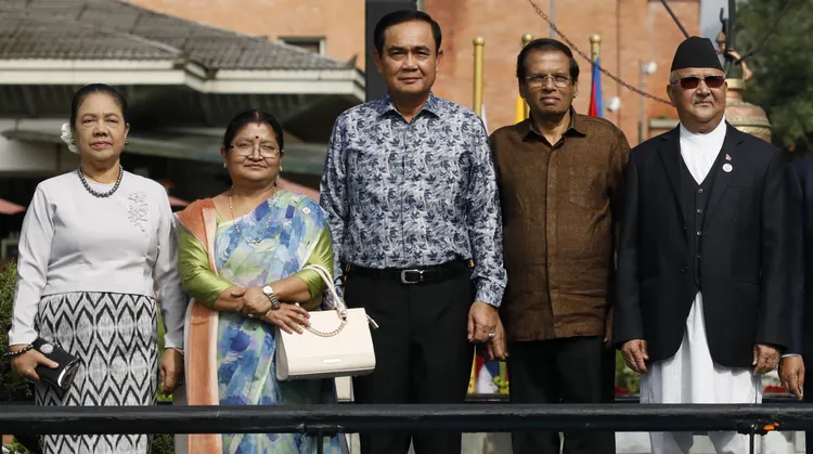 尼泊爾前總理奧利（右一）被救出，他的夫人奇特拉卡爾（左二）則被燒死。美聯社資料照片