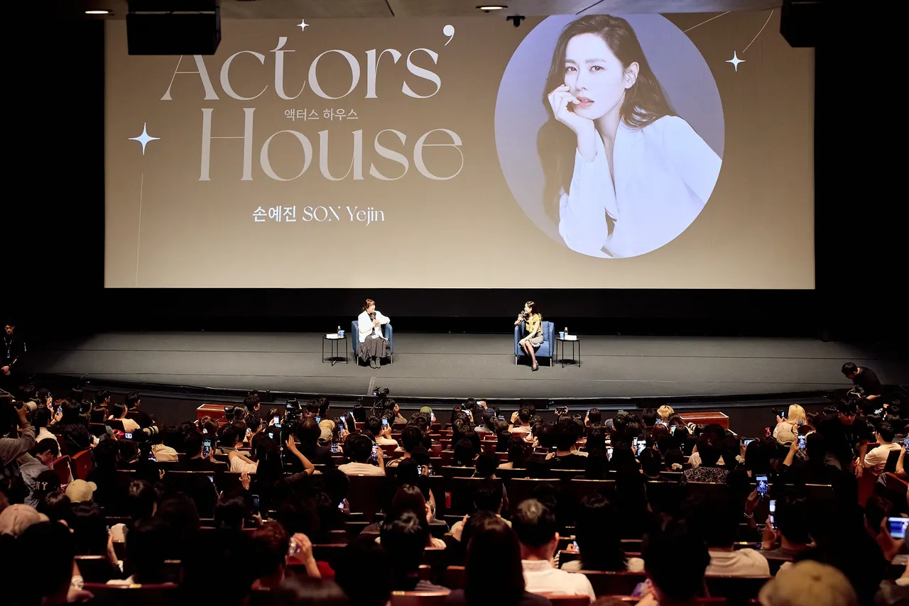 孙艺真担任「Actors' House」讲座主讲人,分享出道26年的演戏经历。BIFF提供