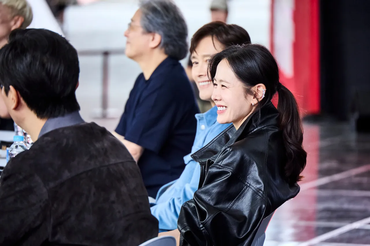 孙艺真昨天下午现身《征人启弑》户外座谈,大胆提出千万观影人次公约要跳舞。BIFF提供