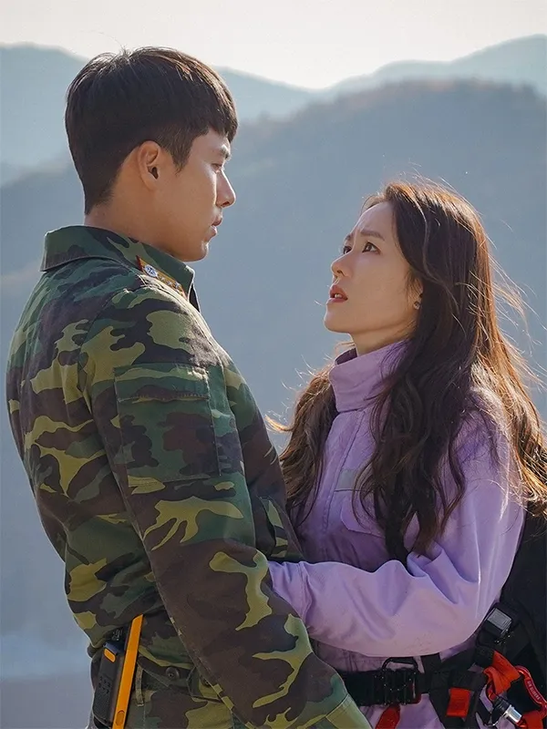 孫藝真（右）回想起《愛的迫降》在瑞士拍攝時，搭滑翔翼撲向玄彬的場面歷歷在目。翻攝tvN