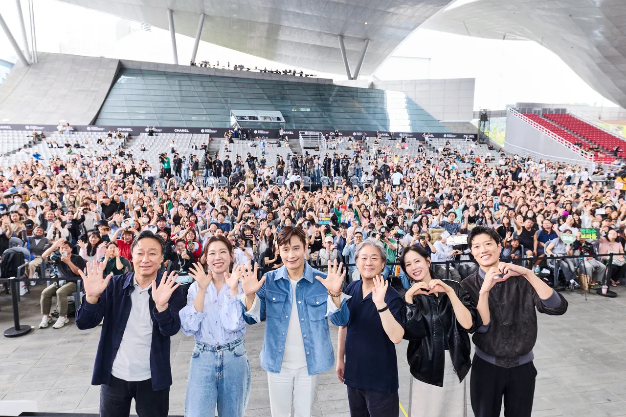 李星民(左起)廉惠兰、李秉宪、导演朴赞郁、孙艺真、朴喜洵昨在电影殿堂举行《征人启弑》户外座谈。BIFF提供