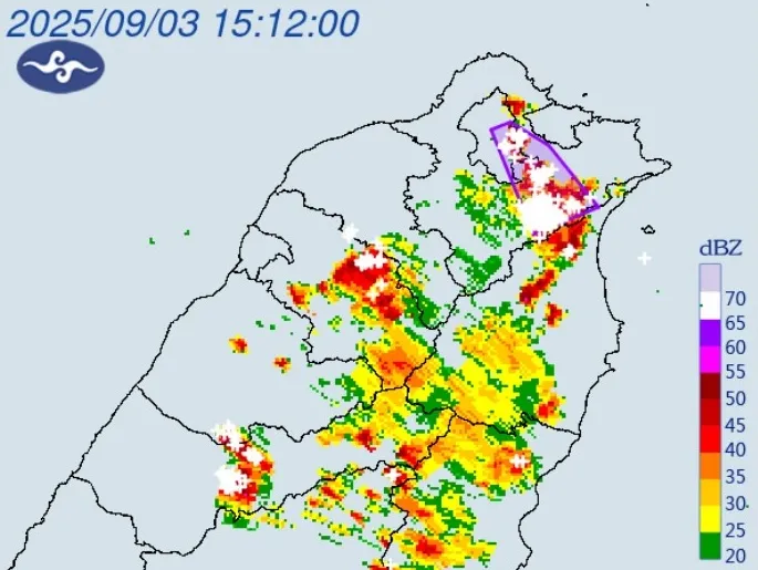 午後對流雲系旺盛，北市松山、中山、文山、信義、南港、內湖及士林區拉警報。北市府提供