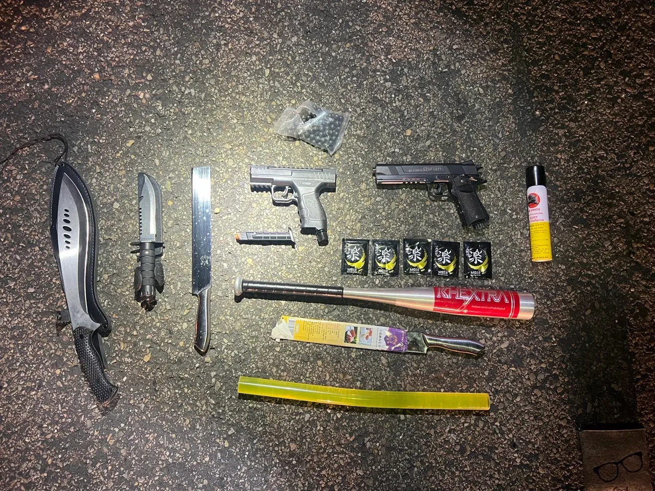 警方查获刀械棍棒。警方提供