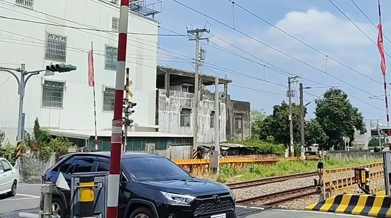 3部車輛趁著「時間差」闖過平交道,目擊民眾大驚高喊「快一點!」。網友「終結時代」提供
