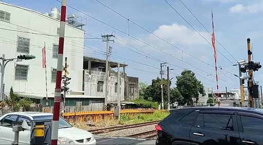 平交道鈴響3車「時間差」闖關 險卡鐵軌網友痛罵「不要命了?」