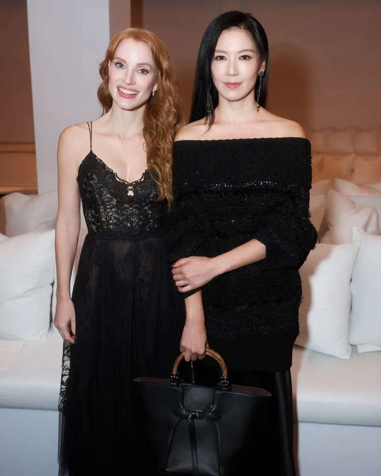 林熙蕾（右）與奧斯卡影后潔西卡雀絲坦（左）合影。品牌提供