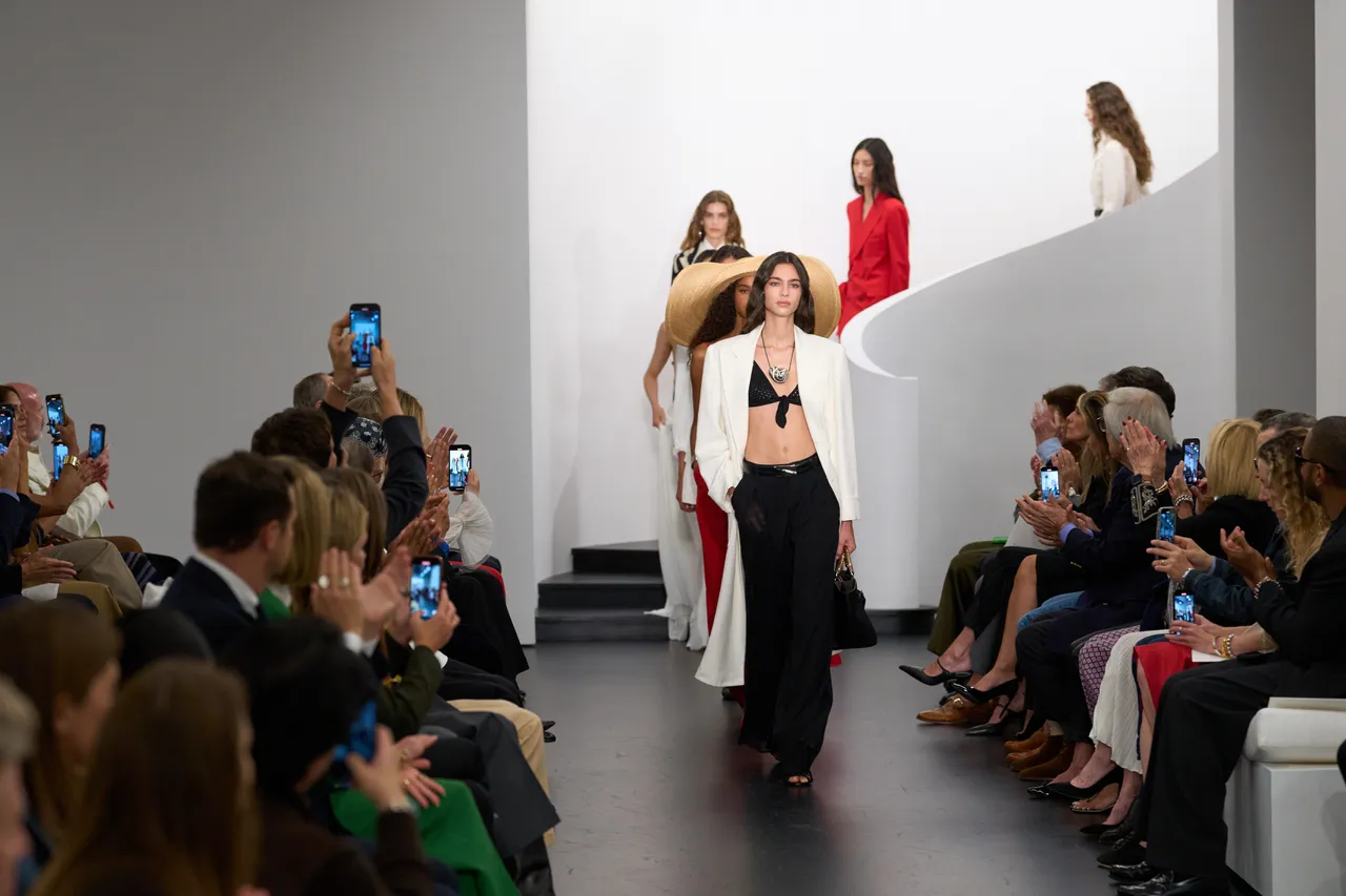 RALPH LAUREN本季回到纽约公司总部呈献全新女装系列。品牌提供