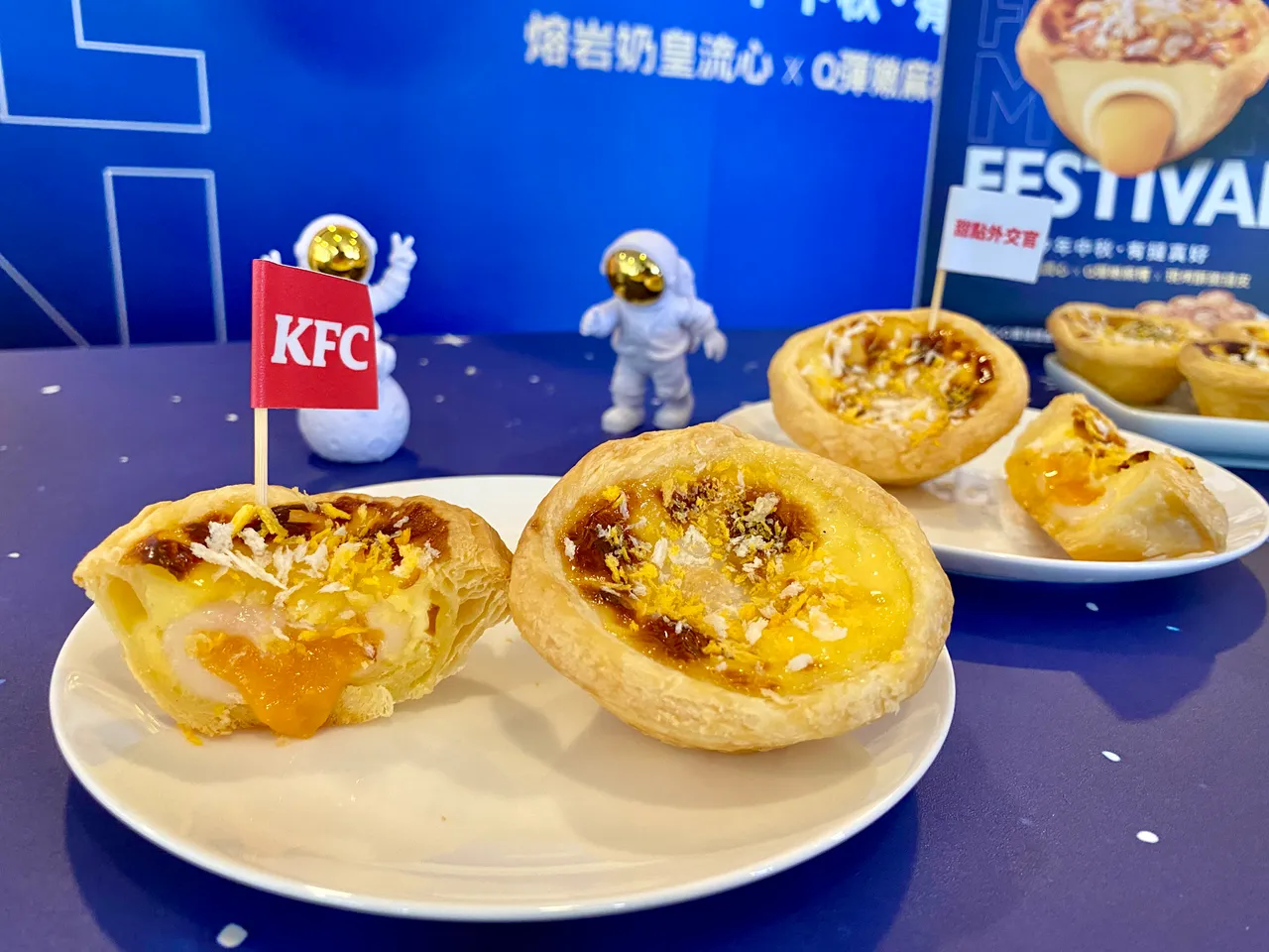 肯德基新品「奶皇流心Q蛋挞」,内馅融合熔岩奶皇流心、麻糬并搭配酥脆挞皮。庄伟祺摄