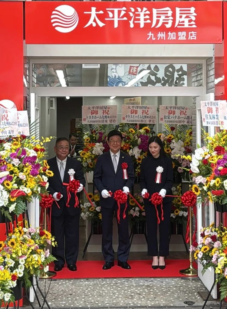 太平洋房屋九州加盟店8月27日開幕，孫寶國董事長(中)與太平洋房屋九州加盟店代表取締役小林芳(右)、岡田憲明支店長(左)一同進行開幕剪綵。 太平洋房屋提供