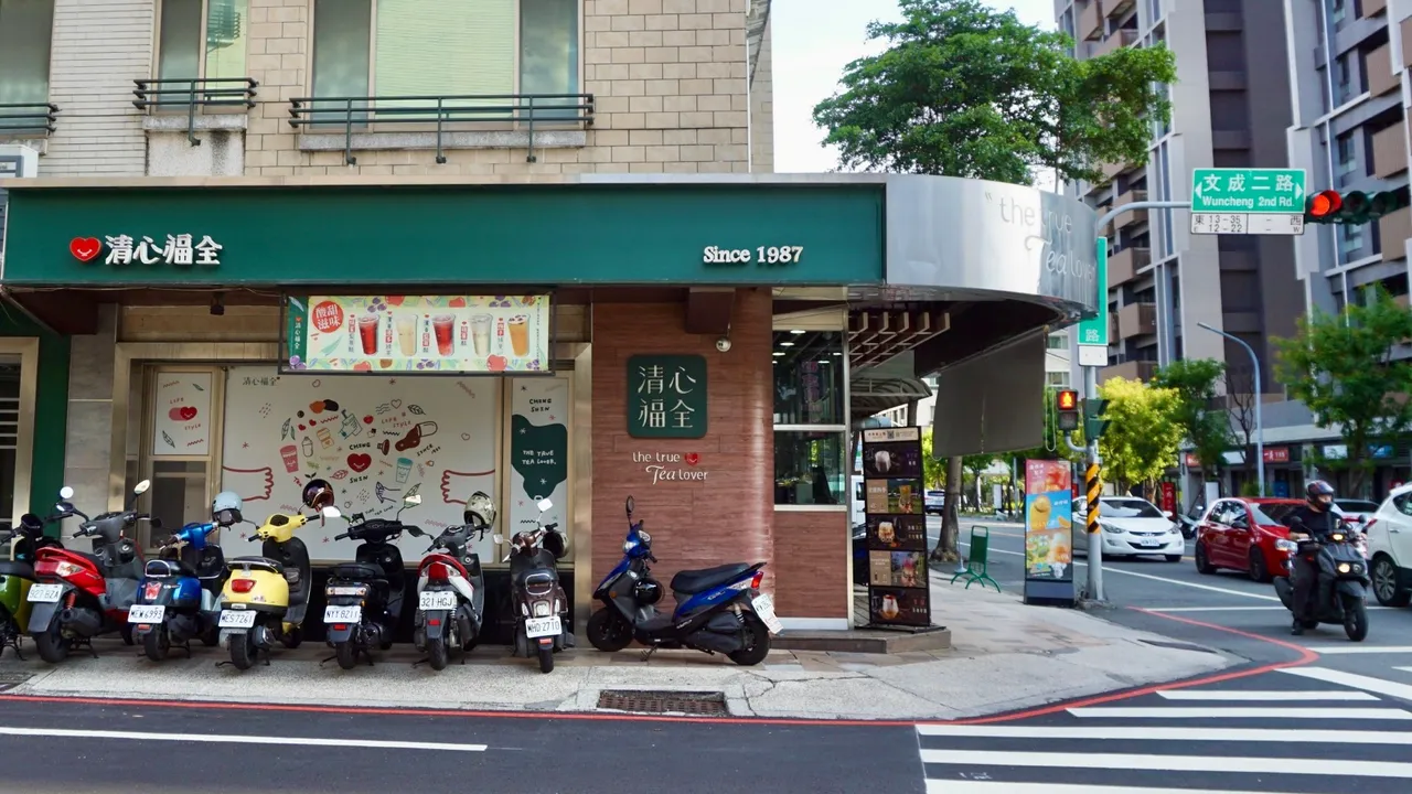 日前公布全台登记立案的手摇饮店共有1万6049家,目前全台市占以清心福全930家为最多。庄伟祺摄