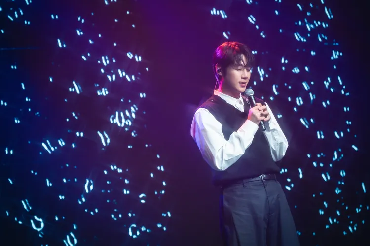 鄭準元在台北見面會上演唱。華貴娛樂提供