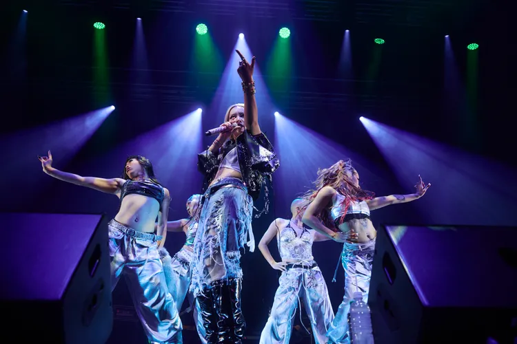 恰米娜精彩演出，嗨翻台下1200名粉絲。大鴻藝術提供