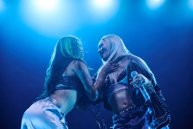 恰米娜（右）與女舞者貼身熱舞。大鴻藝術提供