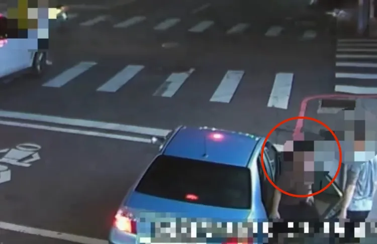 被害人(紅圈處)於路邊被放下，身上雖沒有傷勢，但人飽受驚嚇。翻攝畫面