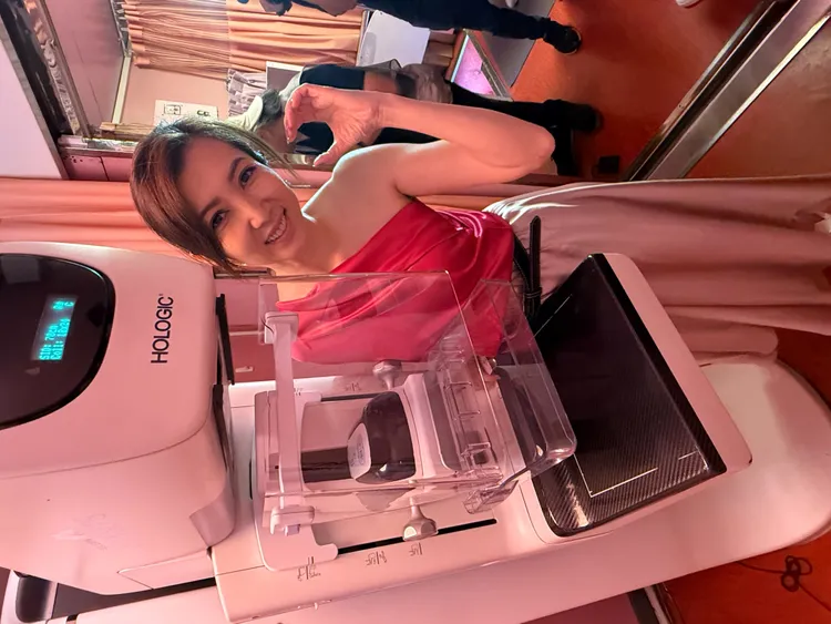 廖家儀親身體驗新式3D乳房攝影。民視提供