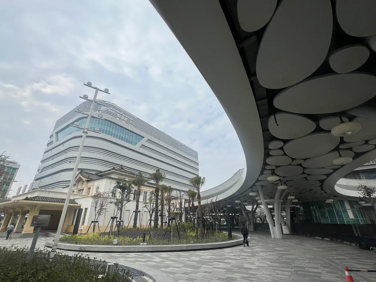 高雄车站有著许多建设利多,但区域房市买气长年不如预期。叶家铭摄