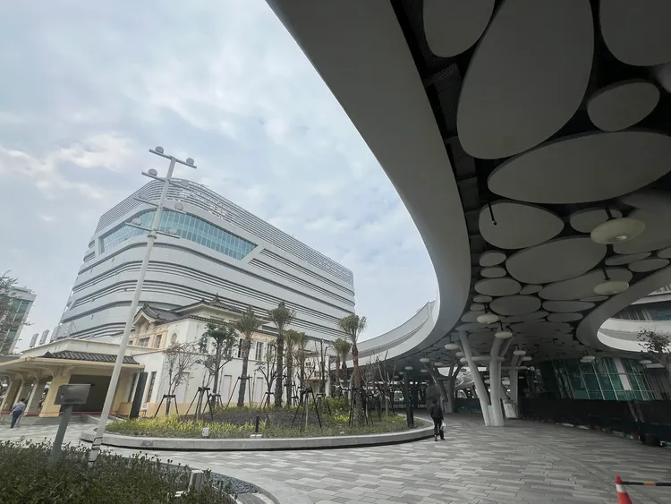 高雄車站有著許多建設利多，但區域房市買氣長年不如預期。葉家銘攝