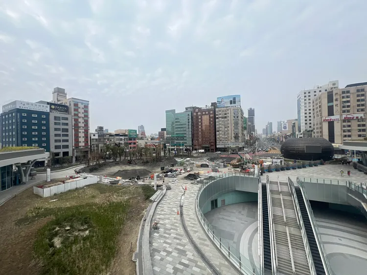 台鐵地下化加上高雄車站改建，讓區段過去十餘年來都屬一座大工地，如今又將面臨高鐵施工問題。葉家銘攝