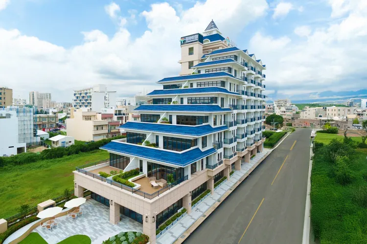 9月剛開幕的澎湖福容徠旅擁有郵輪造型外觀。福容大飯店提供