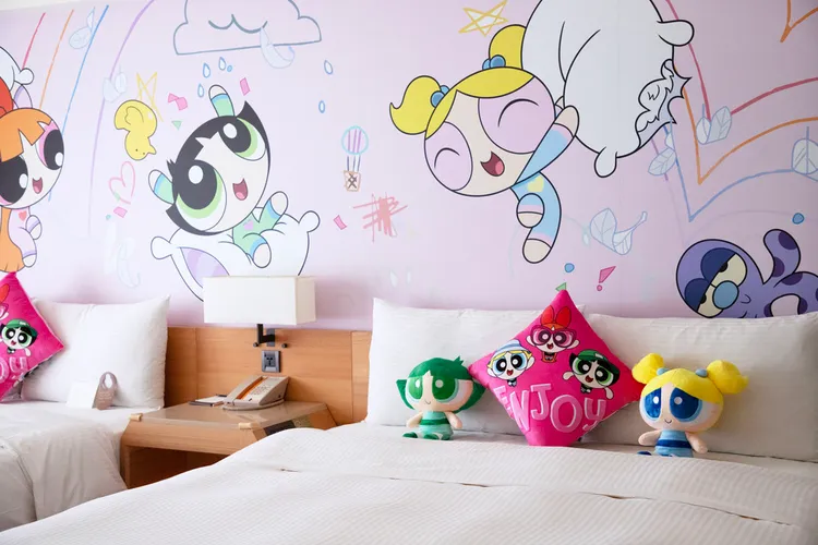 「10在精彩卡通明星慶生趣」住房專案，平日入住加碼享免費升等、第3人免費入住。和逸飯店台南西門館提供