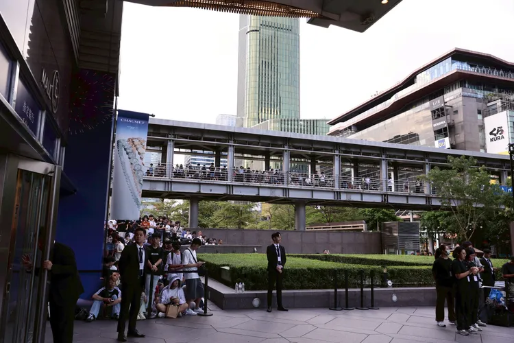 活動現場周遭擠滿粉絲。彭欣偉攝