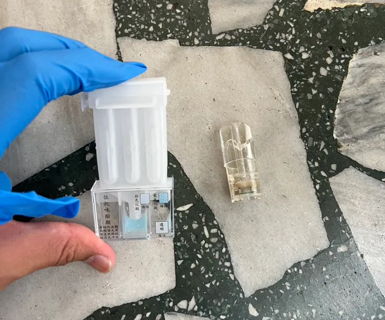 警方搜索車內查獲二級毒品依托咪酯煙彈一顆（毛重約6克），並經檢測呈現毒品陽性反應。翻攝畫面