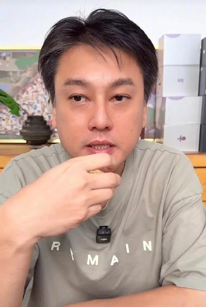 朱孝天常開直播和網友閒聊,卻成暴雷平台。摘自微博