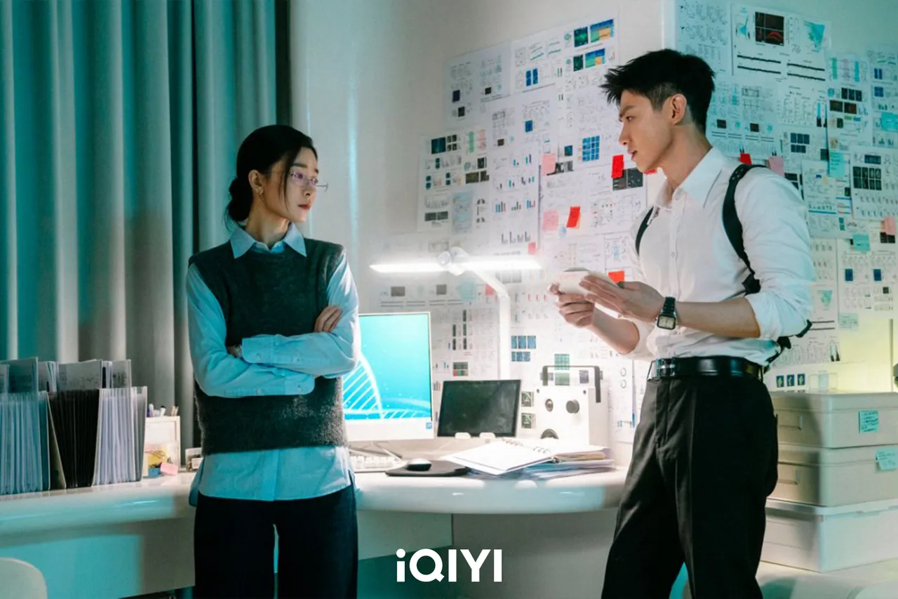白敬亭(右)和文咏珊组破案拍档。iQIYI爱奇艺国际版提供