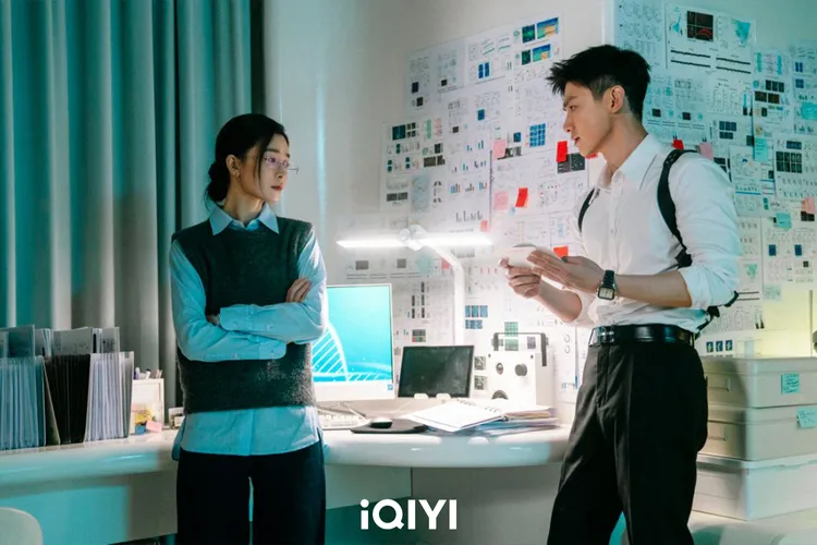 白敬亭（右）和文詠珊組破案拍檔。iQIYI愛奇藝國際版提供