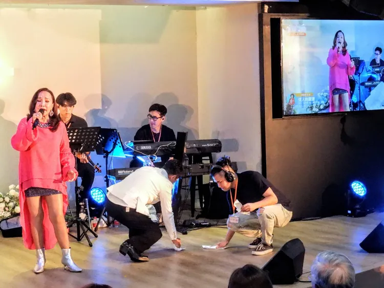 陳凱倫（中）二度和工作人員一起擦掉台上的水跡，左為金燕。陳凱倫提供