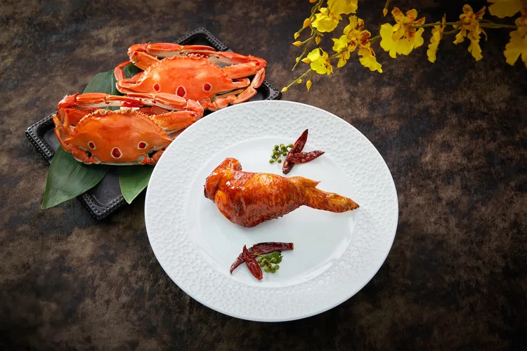 「巴蜀蟹肉脆皮翅」外皮酥脆微辣，中間雞肉滑嫩鹹鮮，內層則是蟹味噴發的糯米飯，宛如美妙和諧的三重奏。業者提供