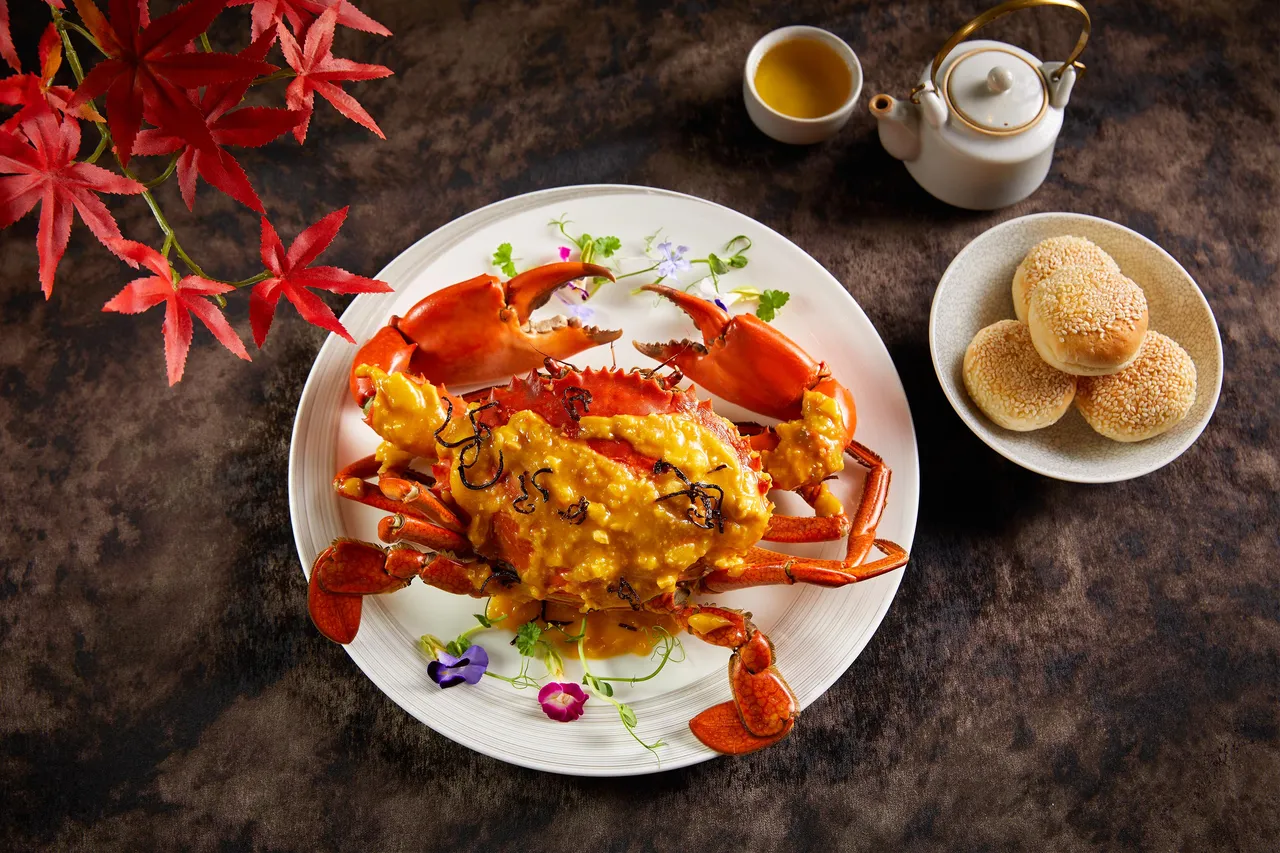 「油茶金沙焗沙公佐烧饼」交织咸蛋黄与面茶香气,伴随鲜甜蟹肉入口,滋味咸香浓郁。业者提供