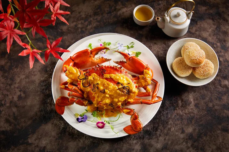 「油茶金沙焗沙公佐燒餅」交織鹹蛋黃與麵茶香氣，伴隨鮮甜蟹肉入口，滋味鹹香濃郁。業者提供