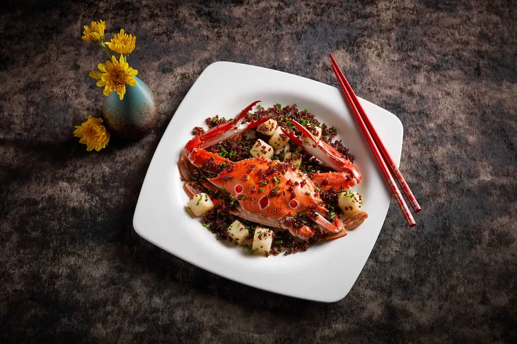 「奶油藜麥蔥香三點蟹」採用傳統粵式上湯焗手法，使蟹肉細嫩清甜，香氣四溢。業者提供