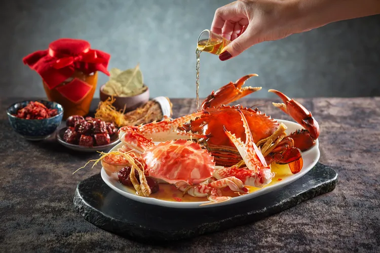 「紅露酒香醉紅蟳或花蟹」特製酒滷浸潤螃蟹，酒香盈盈，餘韻回甘。業者提供