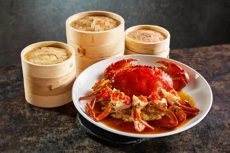 「蟹粉肉餅蒸紅蟳」結合膏黃豔紅飽滿的紅蟳與肥瘦適中的肉餅，鮮香彈牙。業者提供
